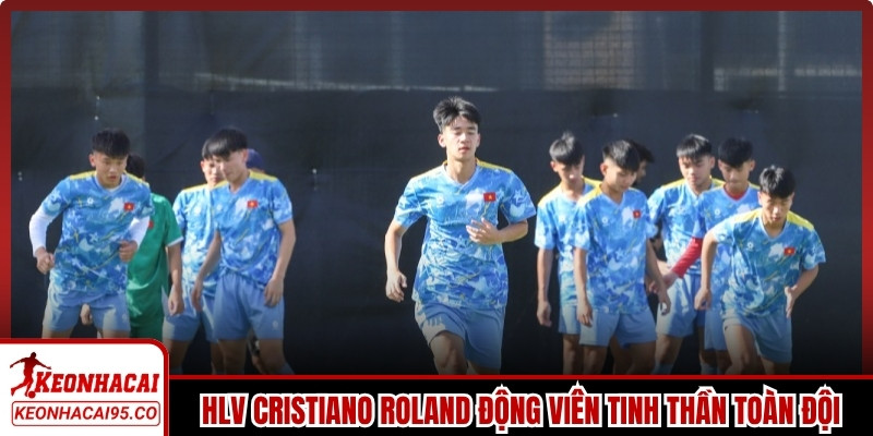 HLV Cristiano Roland động viên tinh thần toàn đội